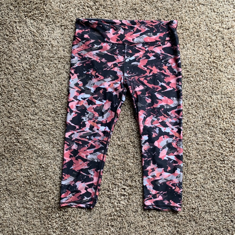Women’s Fabletics 3/4 Leggings Size Large